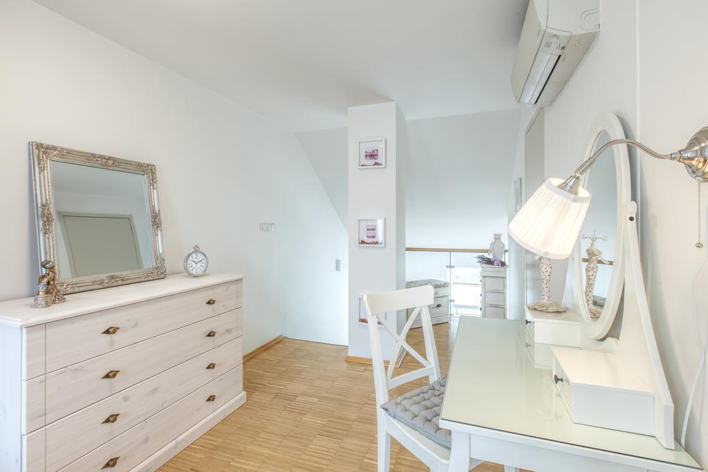 Modern Apartment Charvatova ปราก ภายนอก รูปภาพ